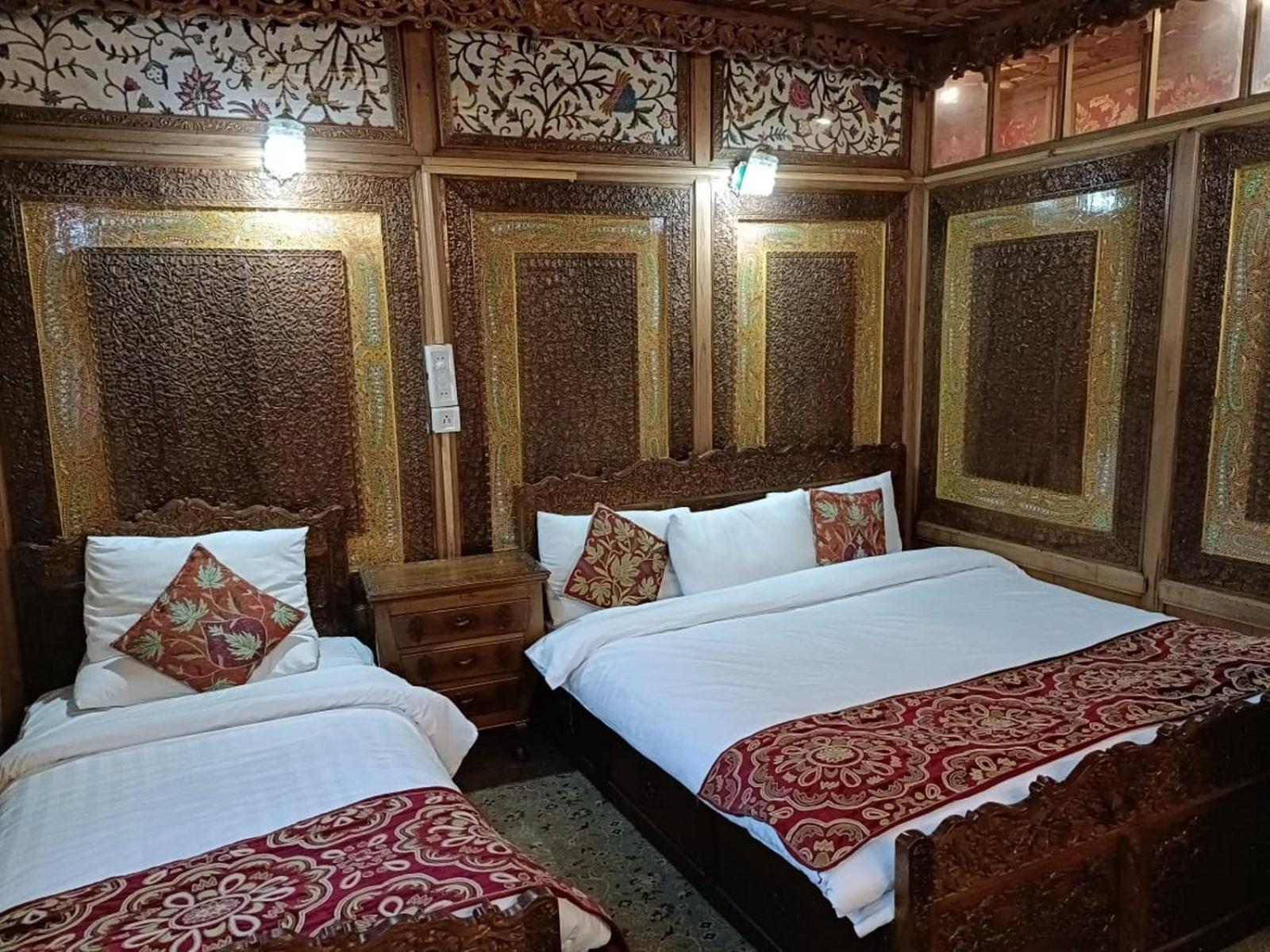 The Heritage Group Of Houseboats Сринагар Экстерьер фото