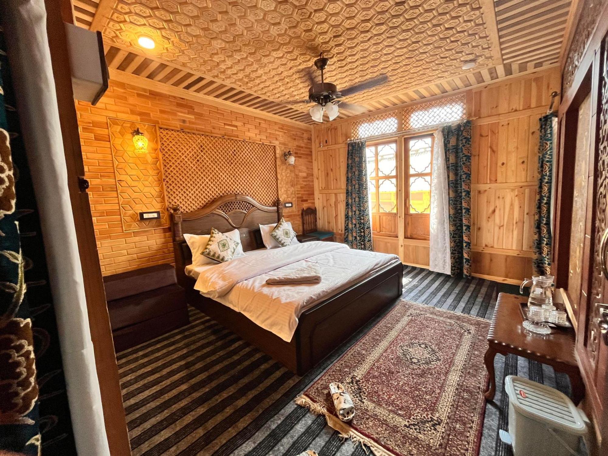 The Heritage Group Of Houseboats Сринагар Экстерьер фото