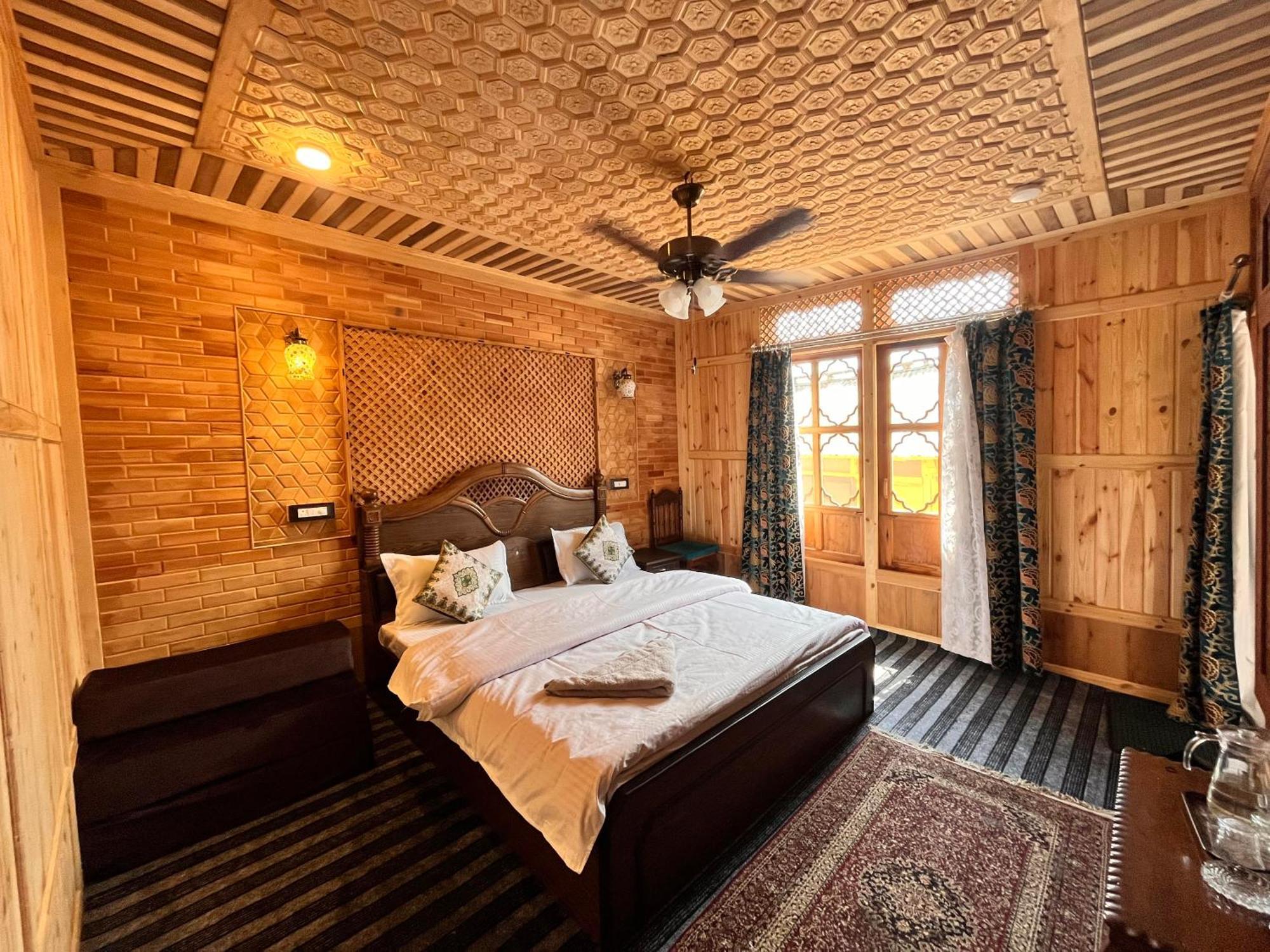 The Heritage Group Of Houseboats Сринагар Экстерьер фото