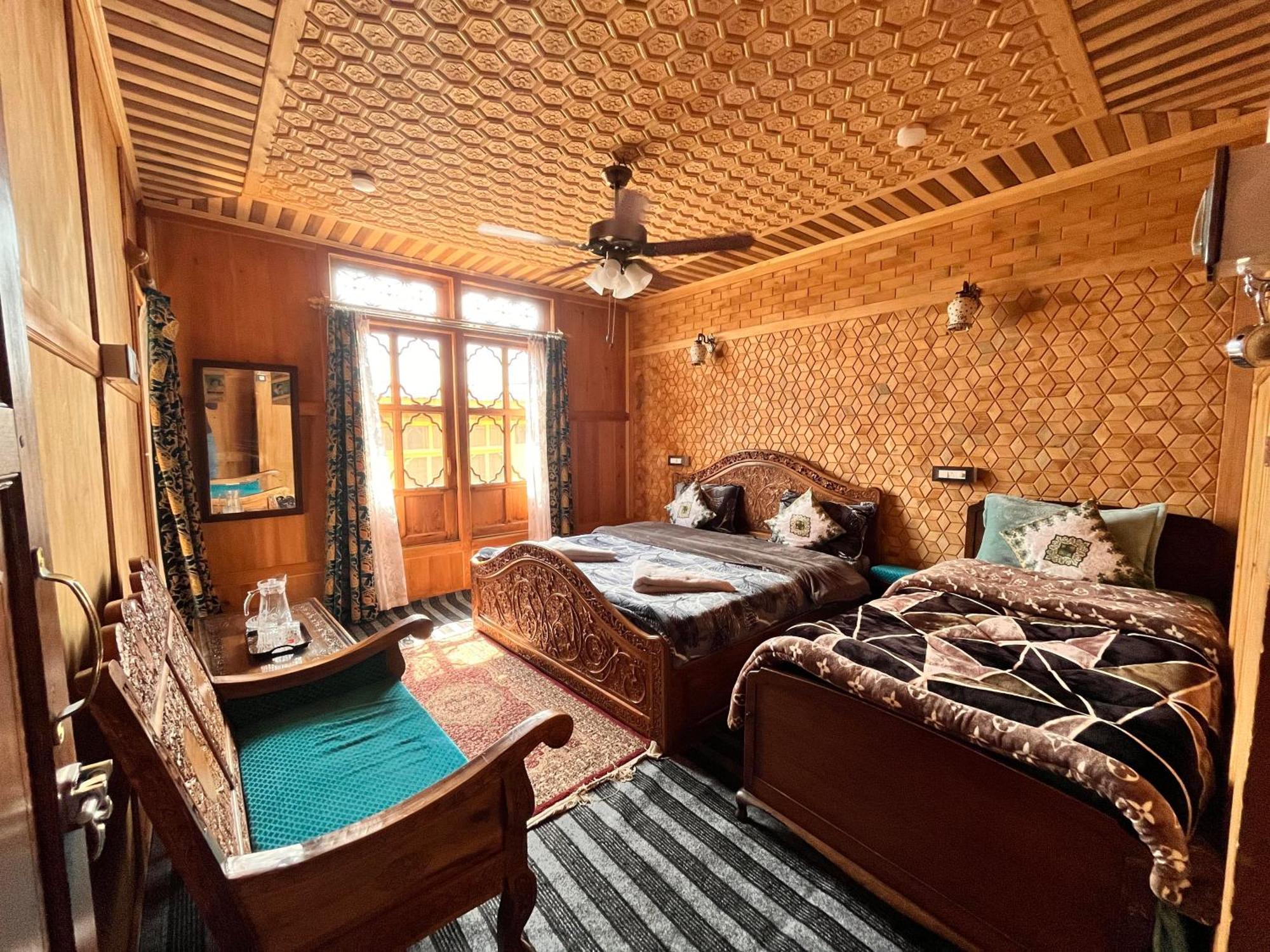 The Heritage Group Of Houseboats Сринагар Экстерьер фото
